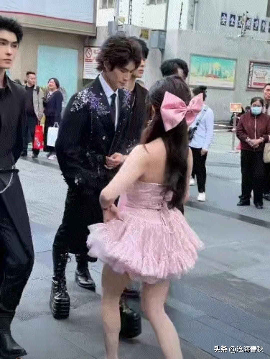 男人一狠起来就没女人什么事了
男人穿上20+厘米的高跟鞋
身高焦虑瞬间消散
16