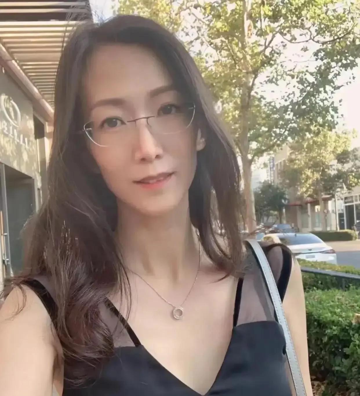 我是80年的女人，今年44周岁了，按理说应该是家庭幸福，各方面都很稳定，但是恰恰