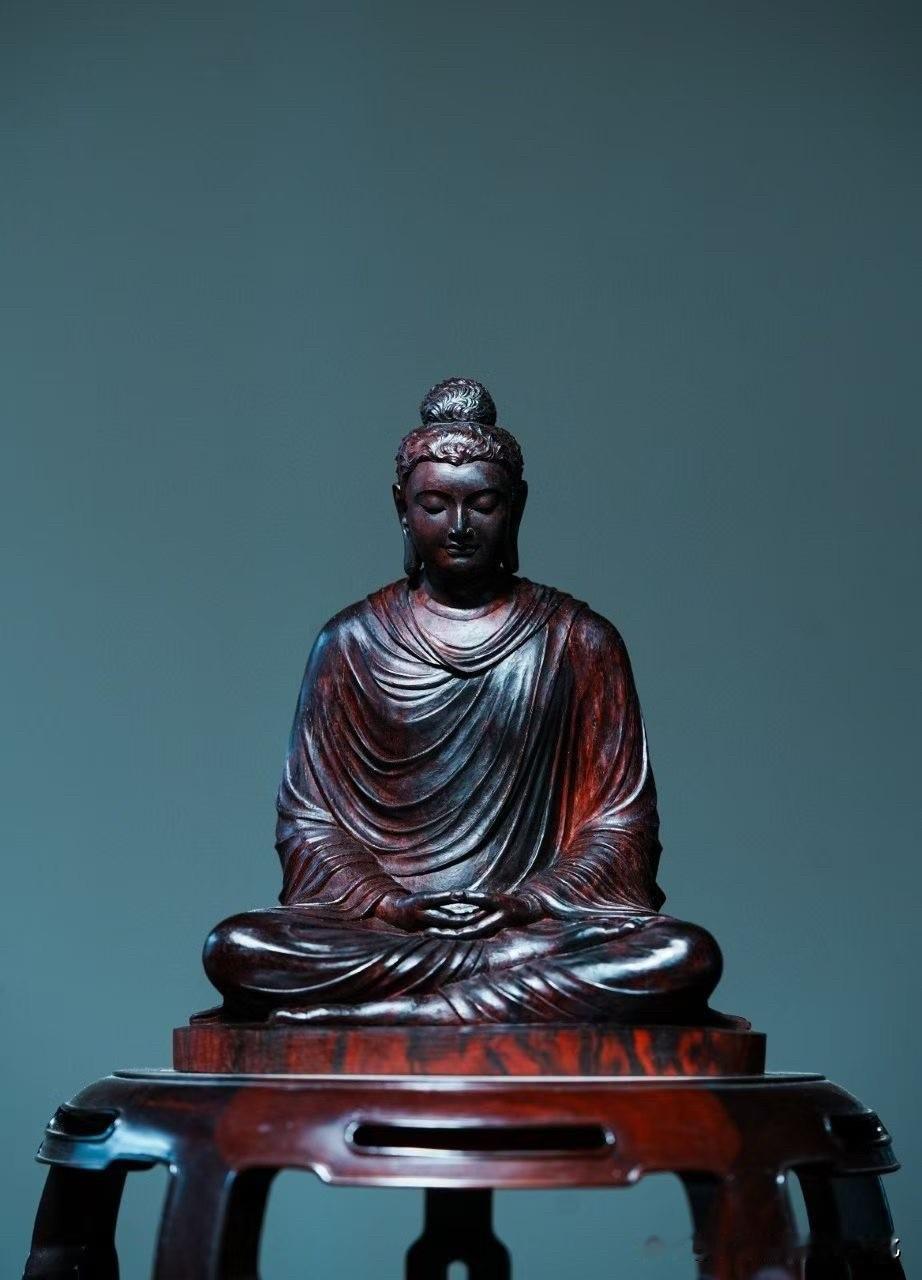 有些佛像，不靠金彩庄严。
只静静坐在那里，就已经让人慢慢安静下来。

这尊小叶紫