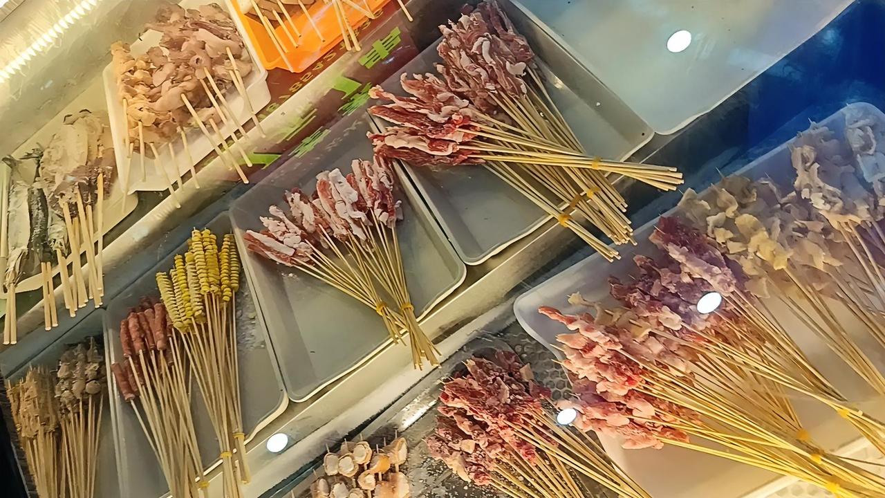 老板说都是当天现穿的串，绝不卖隔夜货，这诚意直接拉满！想象一下在滋滋冒油的铁板上