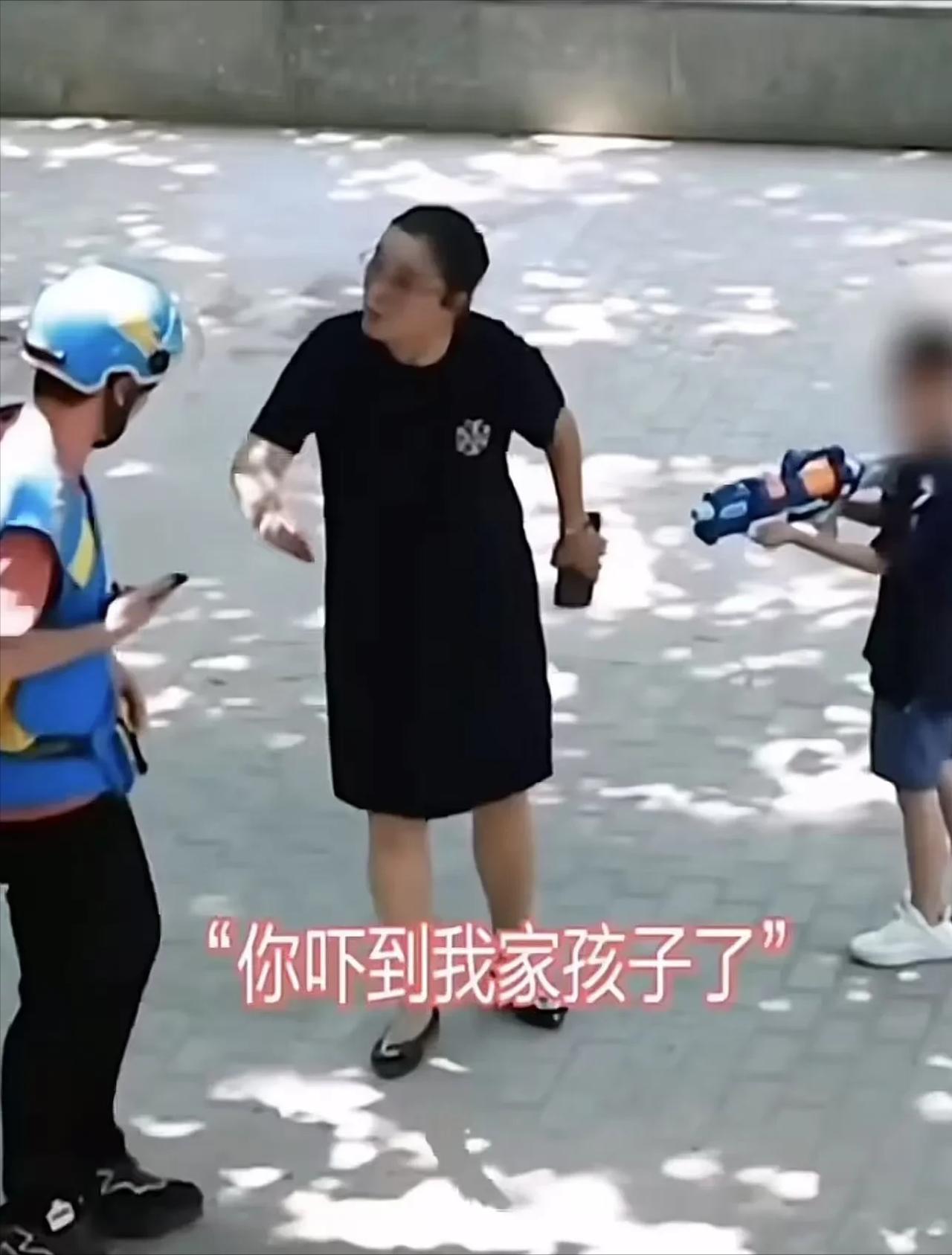 “熊孩子的背后果然有一个家长！”外卖员正忙着送餐，谁知一个熊孩子对着外卖员就滋水