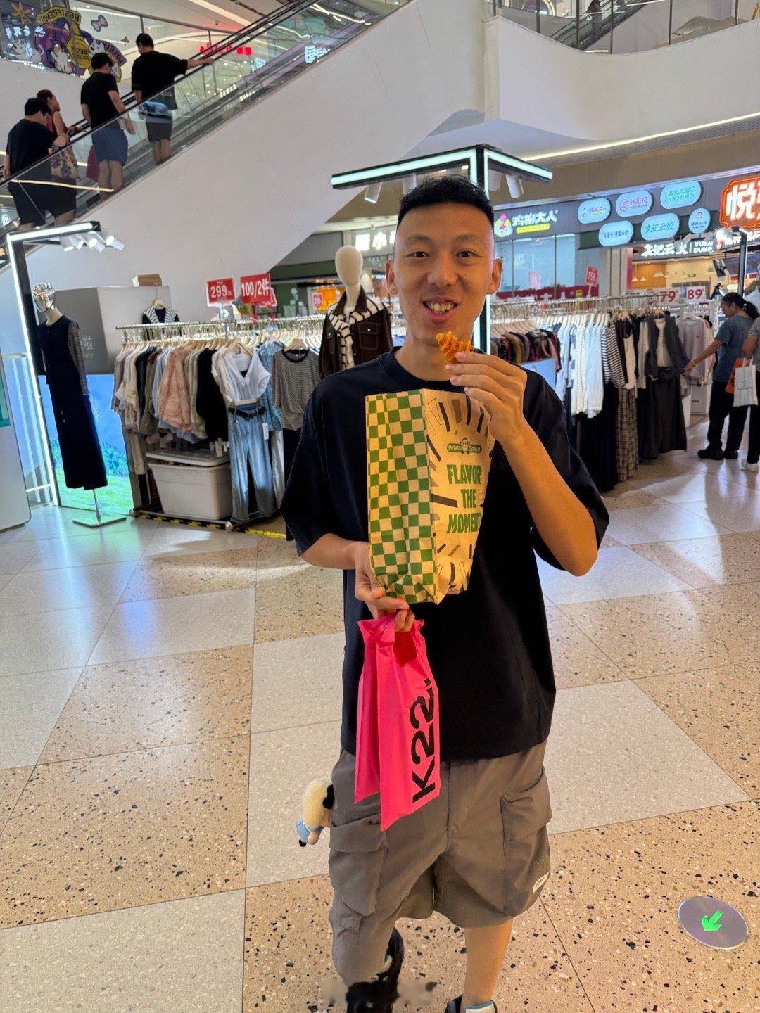 太特么馋了吃完水煮鱼 又买炸薯条吃边吃边往身上蹭手 还假装跟我说话 往我身上蹭真