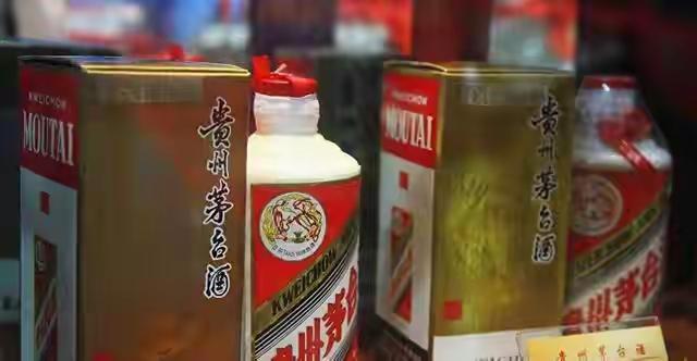 8亿瓶白酒堆成小山似的，到底谁的钱袋子先扛不住？3000万千升的玻璃瓶库存堆着，