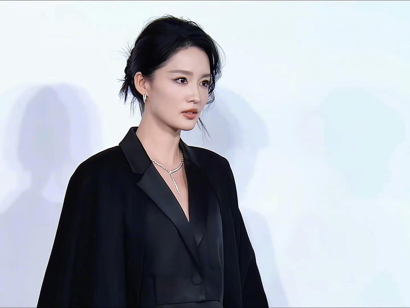 李沁幻视千金归来想看李沁再演一部都市剧都说李沁文艺范小白花，气场明明很强的啊！！