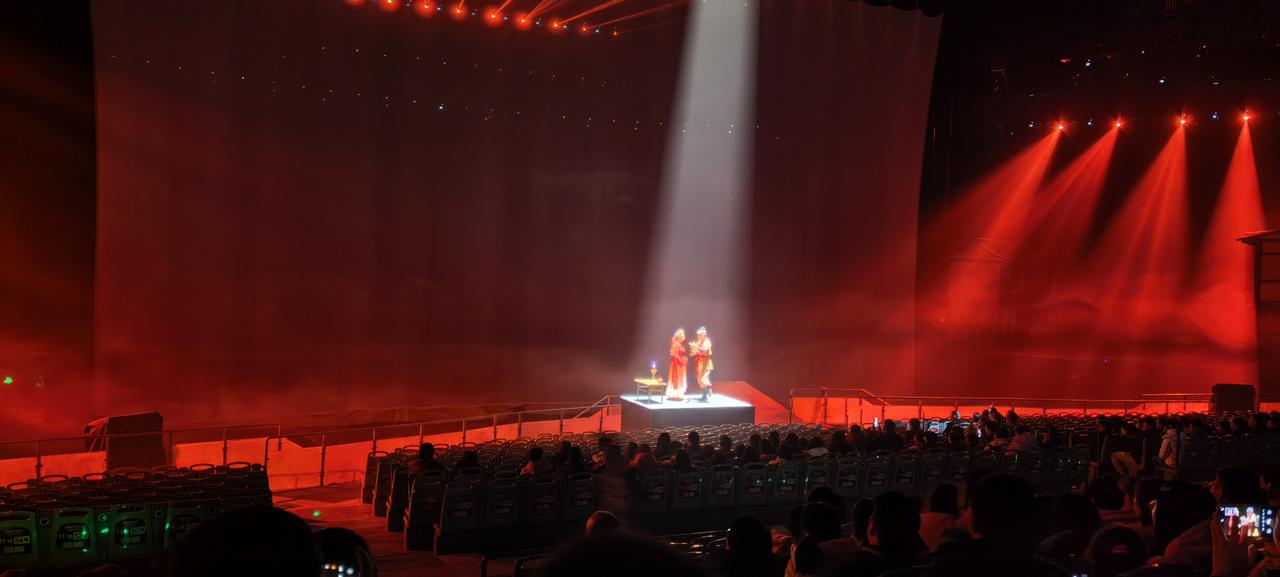 多年以后再也遇不到
如你一般温婉的人
无须渲染的着墨
眉端发尾和字里行间
即能洞