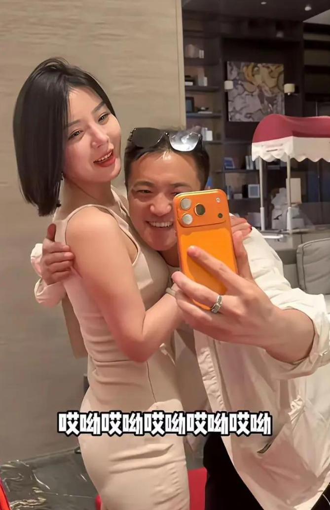 160万粉丝女网红刘娇娇，当众贴身抱住男网红朱一龙，视频往外流出吵翻一大片！
