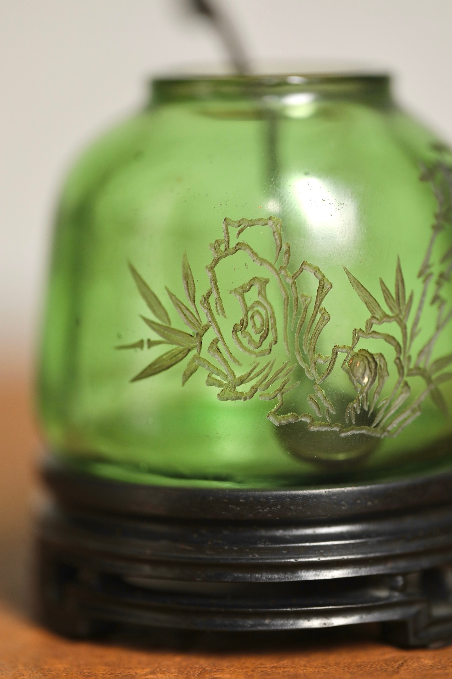 琉璃 | 水盂外壁阴刻竹石图，线条疏朗清逸，竹影摇风、石姿淡远，将文人的风骨藏于