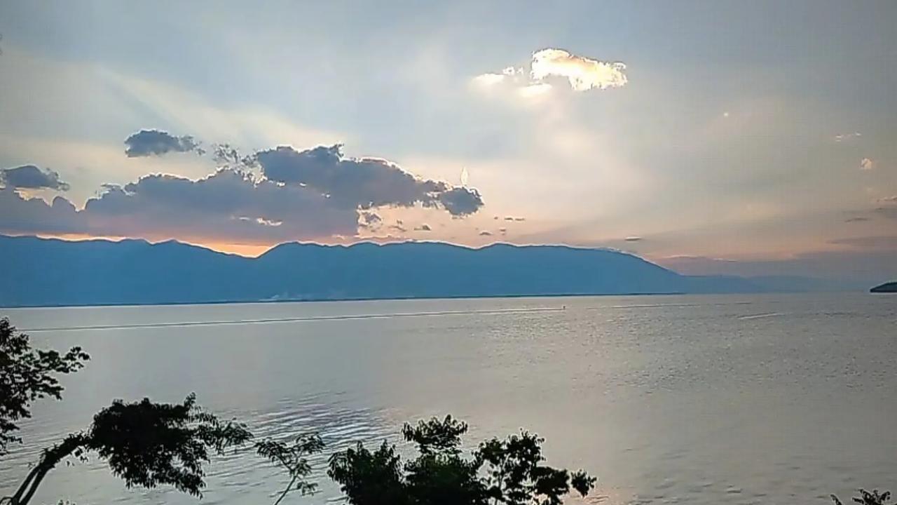 车窗上的雨滴、后视镜里缩小的风景，甚至副驾上随手放的咖啡杯，都藏着旅途的小确幸；