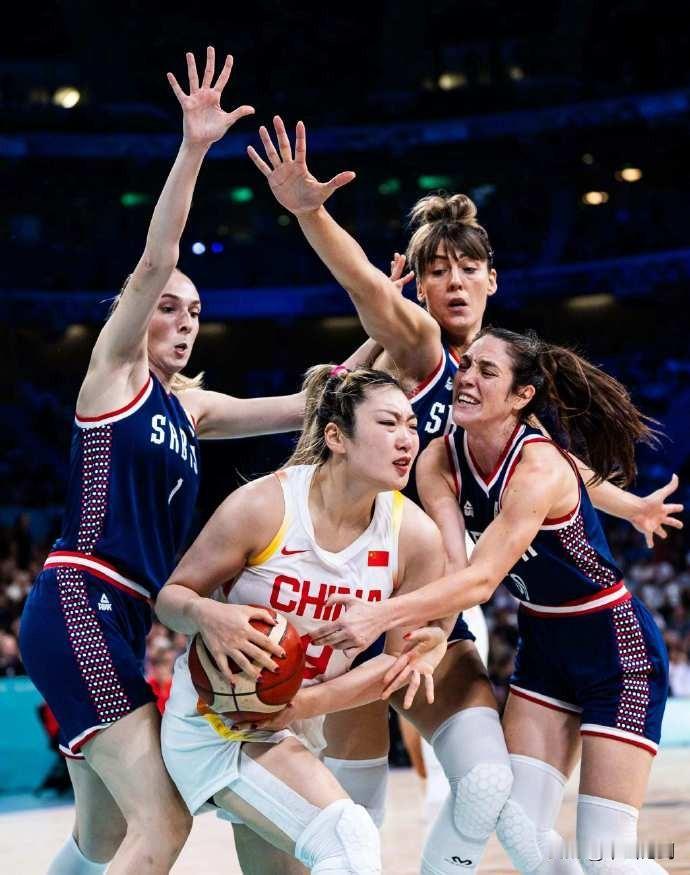 奥运会：中国女篮20+比分不敌塞尔维亚

当打之年、巅峰之时的中国女篮输了二十多