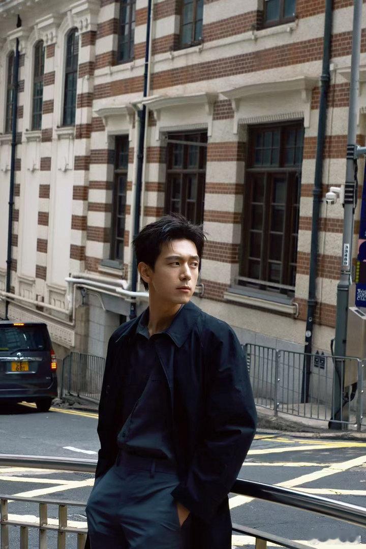 李现重回内娱上班状态夯爆了 李现是真的很会享受人生，爬山摄影体验生活一个不落。现