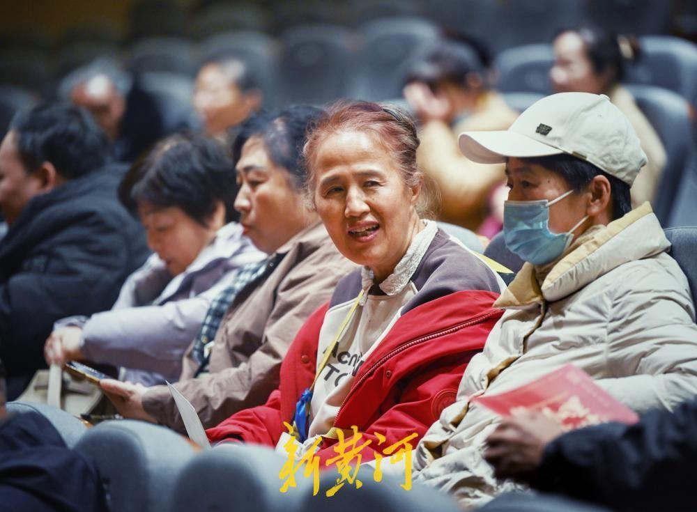 济南：戏曲惠民过大年
2月20日下午，济南剧院内《失子惊疯》《徐策跑城》《老羊山