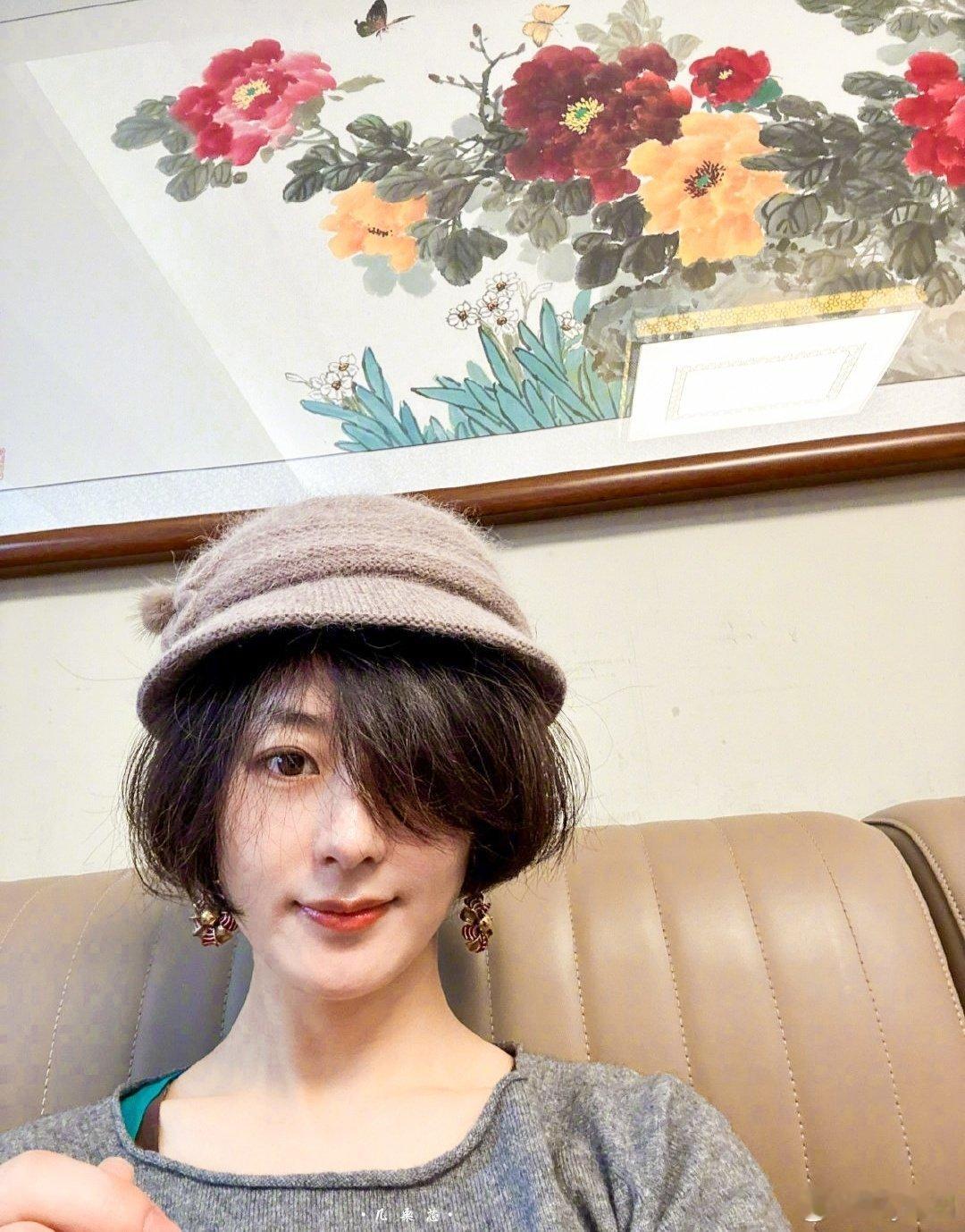 赵丽颖[超话]   偷带爷爷奶奶帽子的丽颖超可爱 