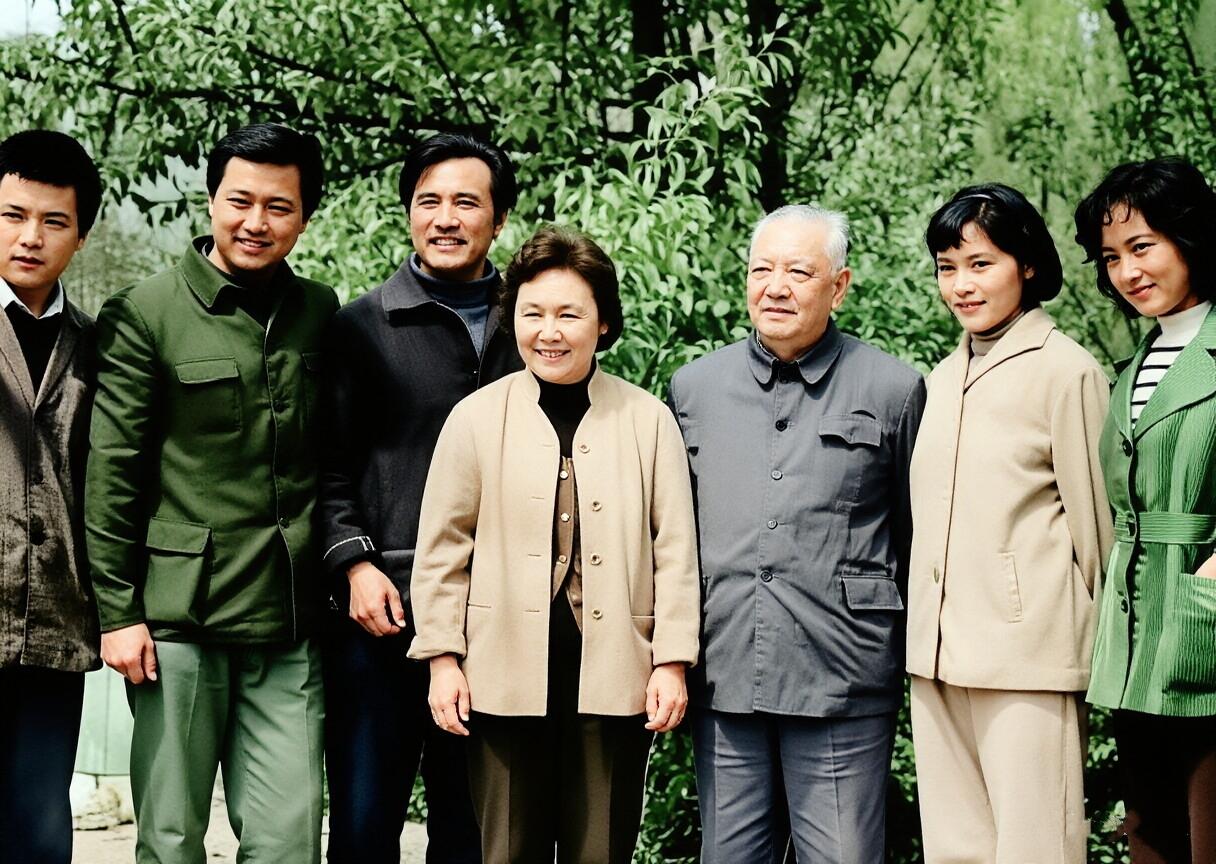 一张老照片：我一眼就认出了右侧柔发覆额、目光如霖的宋晓英与穿着绿色上衣、细眉飞扬