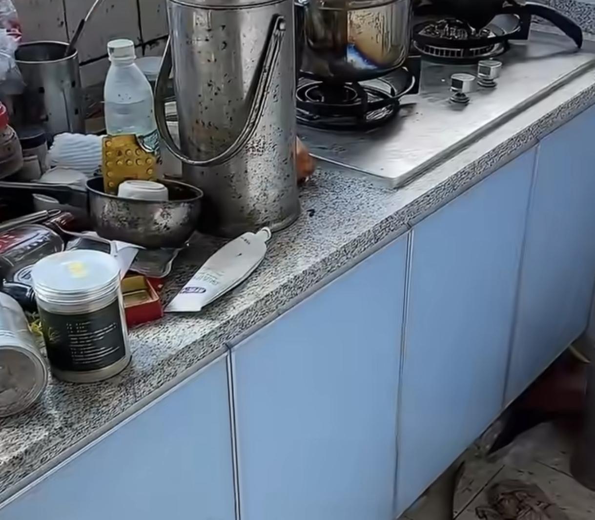 婆婆一家出门旅游，
留新婚儿媳一个人大扫除，
这算盘打得算盘珠子都蹦脸上了！还好