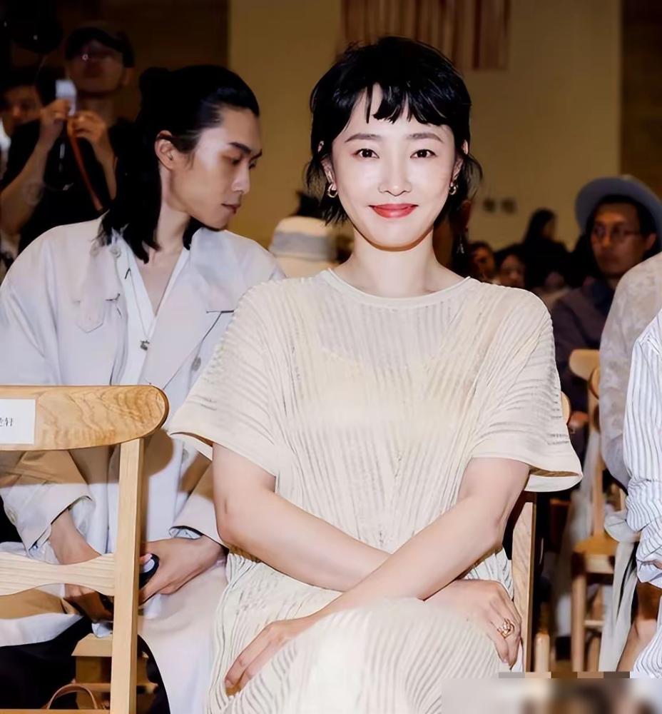 42岁白百何的短发，真的越剪越有料。
去年10月晒狗啃刘海，冷着脸都带萌感，侧