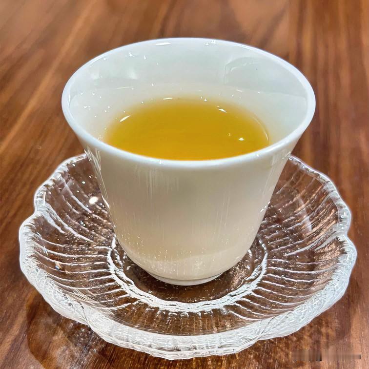 《光阴茶韵·红绣鞋》
叶旋杯中似岁痕，水沸盏里意千重。慢熬光阴韵味浓，涩味消，锋