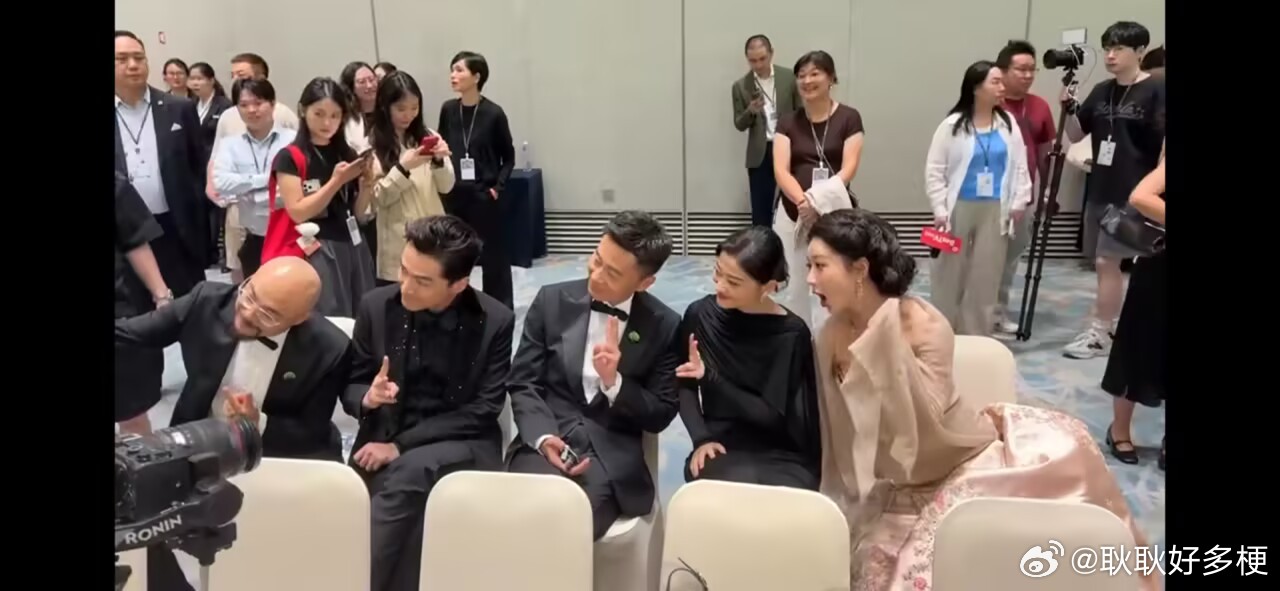 杨紫的手半天没出来生命树剧组合照 好可爱白玉兰内场