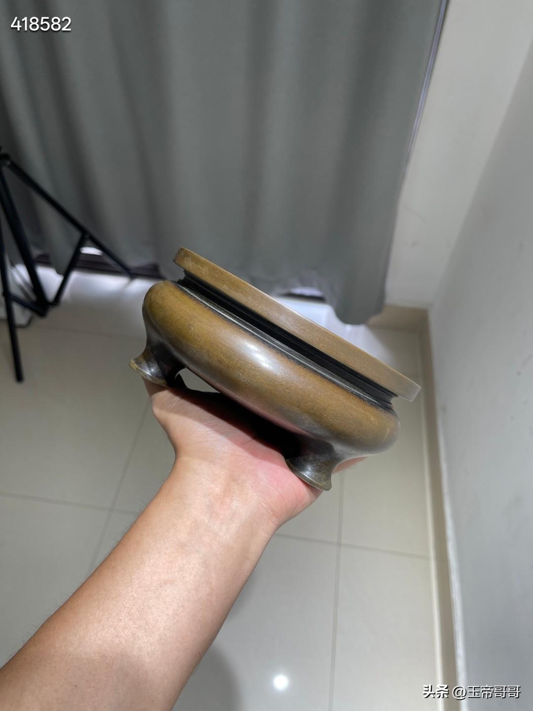 清 玉堂清玩款鬲式炉

规格：口径16.5cm，通高7.5cm，重2213g
此