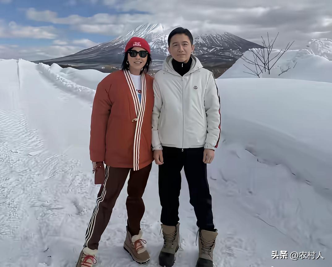 梁朝伟带着刘嘉玲去滑雪，没儿没女的日子就是潇洒。现在这个社会也不知道怎么了，越有