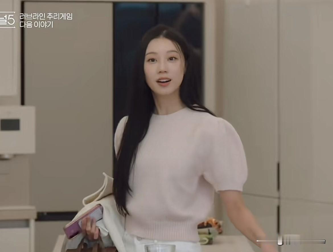 6月7日，恋综心动的信号，女二塌房了？
心动的信号5女二参加恋综第一天，出发前早