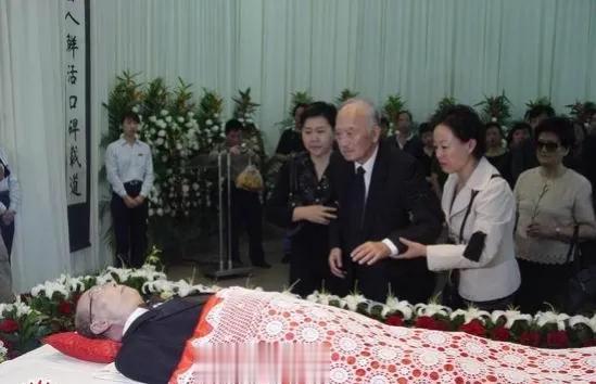 这是2006年，著名演员陈述，一张罕见的遗容，照片中的他西装革履，躺在鲜花丛中，