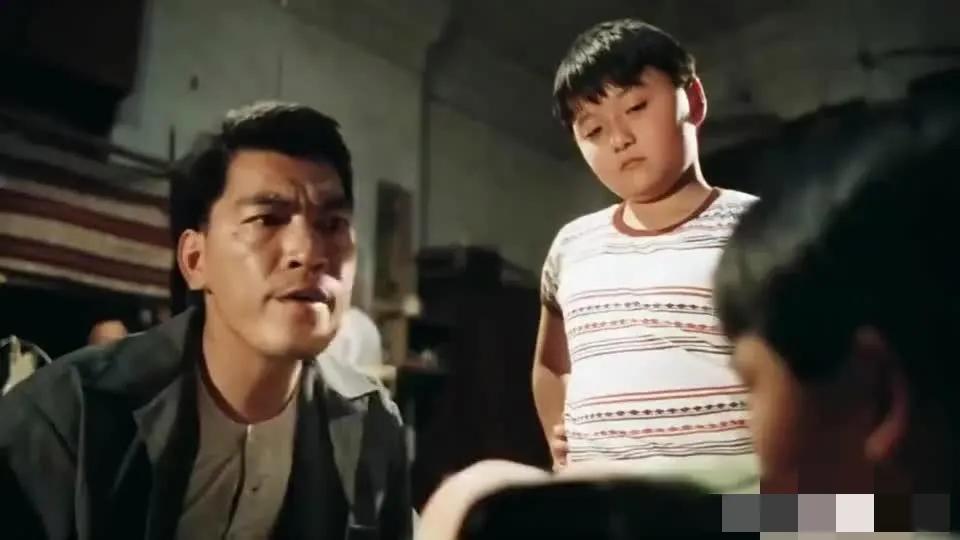 有些看似面露凶相的人，却格外善良，善演反派的大傻成奎安，就特别喜欢兼济落魄潦倒之