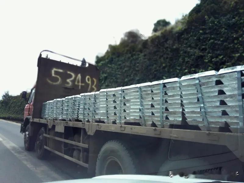 走私锑锭166吨27人被判刑 2025年12月16日，深圳中院对27人实施的六起