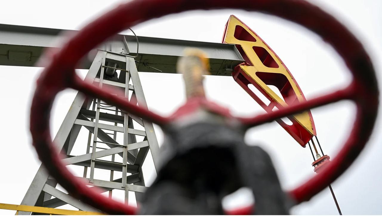 突发：美对俄石油制裁重启
 
据《政治报》报道，美国针对已装载至油轮的俄罗斯石油