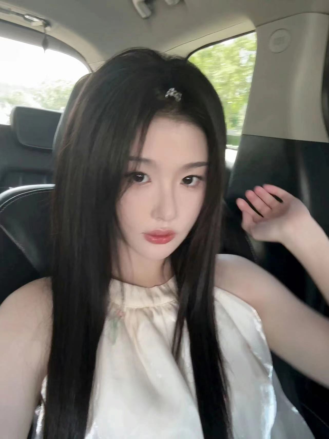 #孔雪儿郁金香挂脖裙##孔雪儿发自拍了#孔雪儿发自拍了，美得毫不费力 ​​​