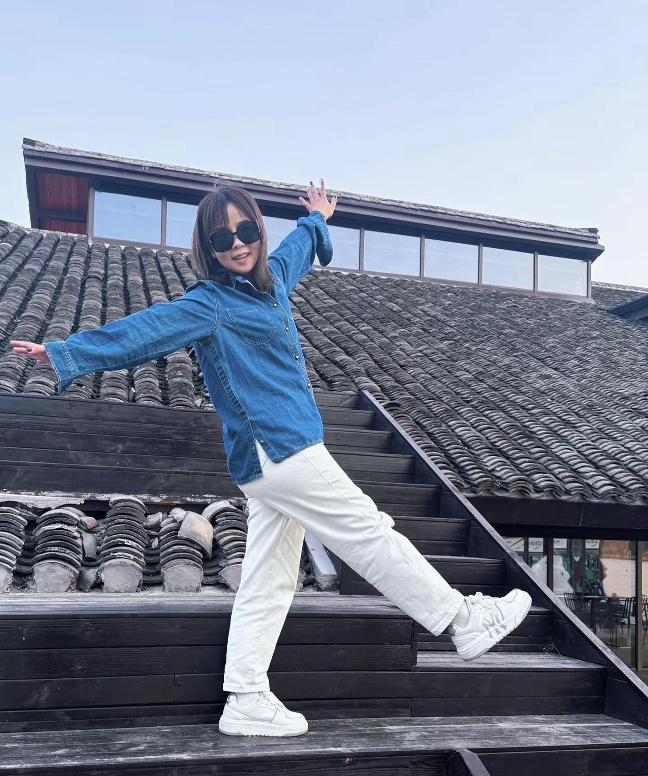 不赶时间，不追热闹，时间从不偏袒任何人，它教会我们珍惜眼前，也让我们明白，有些等