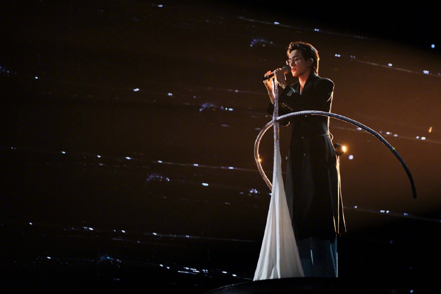 曾舜晞 孩子要啥就给他呗 彩排中突发状况，清唱接档气定神闲。眼镜加持的苏感，星辰