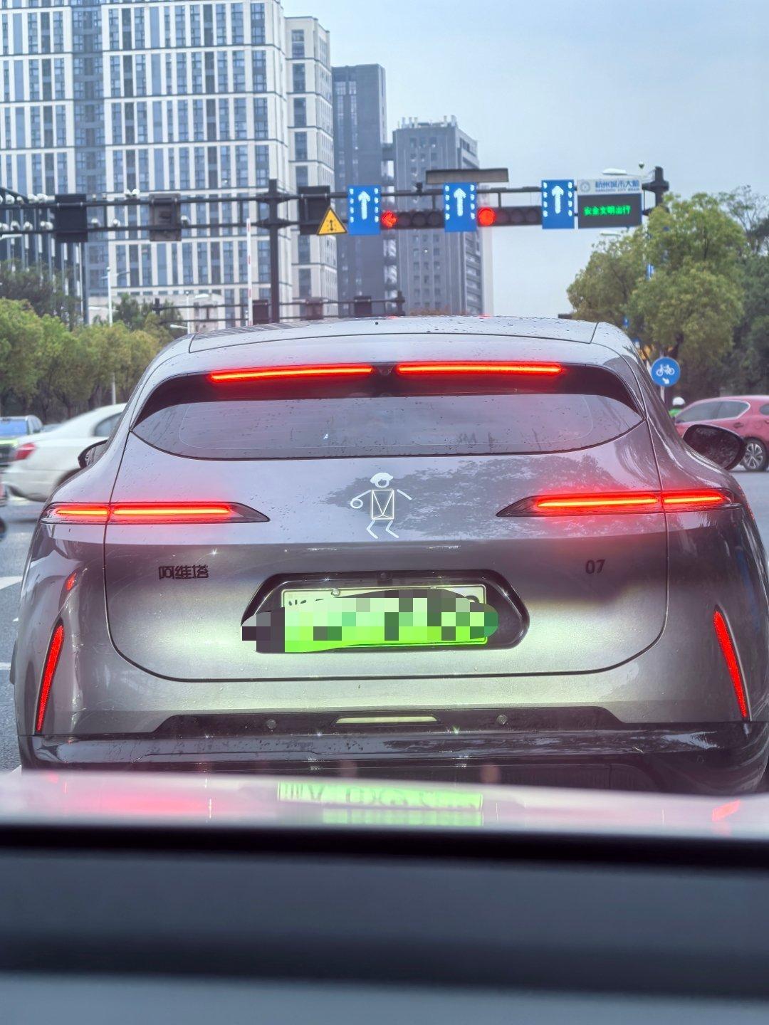 小黑子，抓到你了