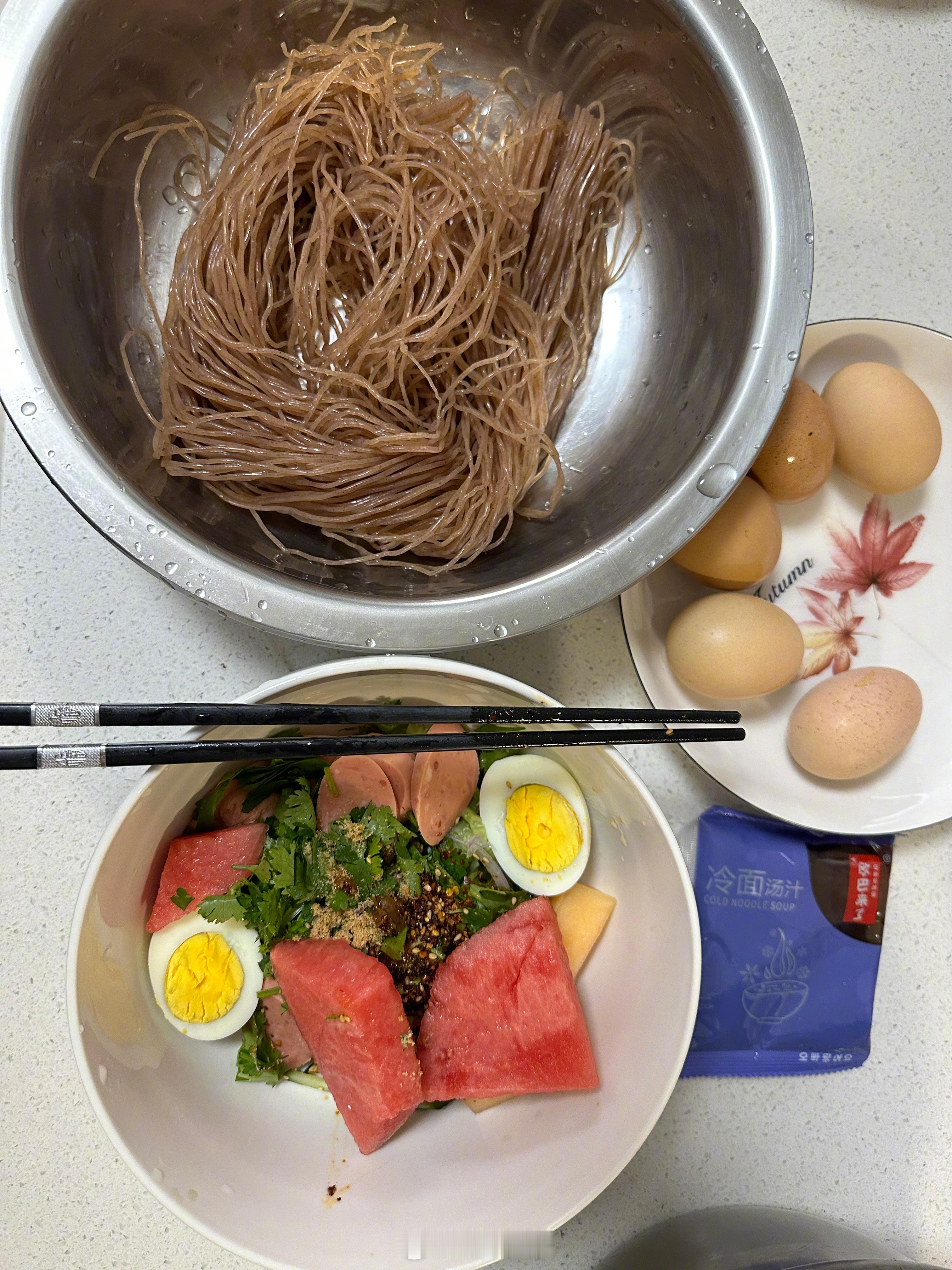 自己做冷面吃，主打的就是一个想吃啥加啥，想吃多少加多少！[doge] ​​​
