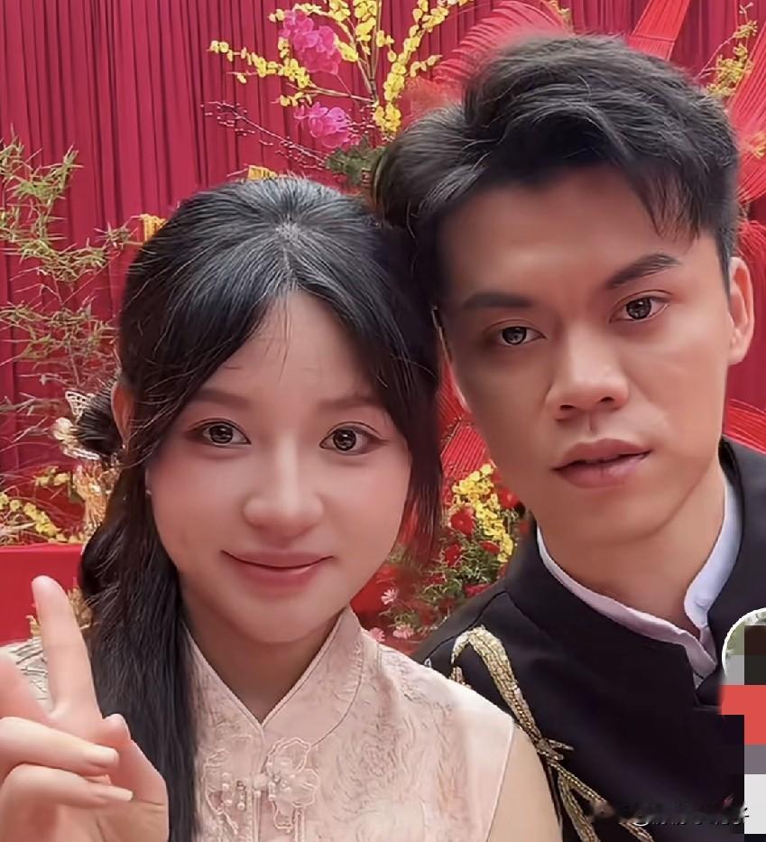 阿梓也不缺钱了，还参加了政治协商会议，从政了就是不一样， 穿着白衬衫，头发乌黑，