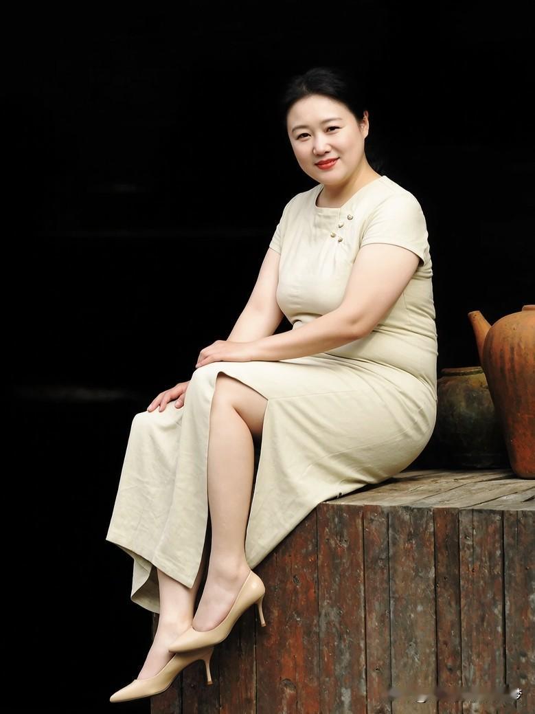 女人味是岁月熬出的浓汤。75年的女人，骨子里透着被时光打磨过的光泽。

你递茶杯