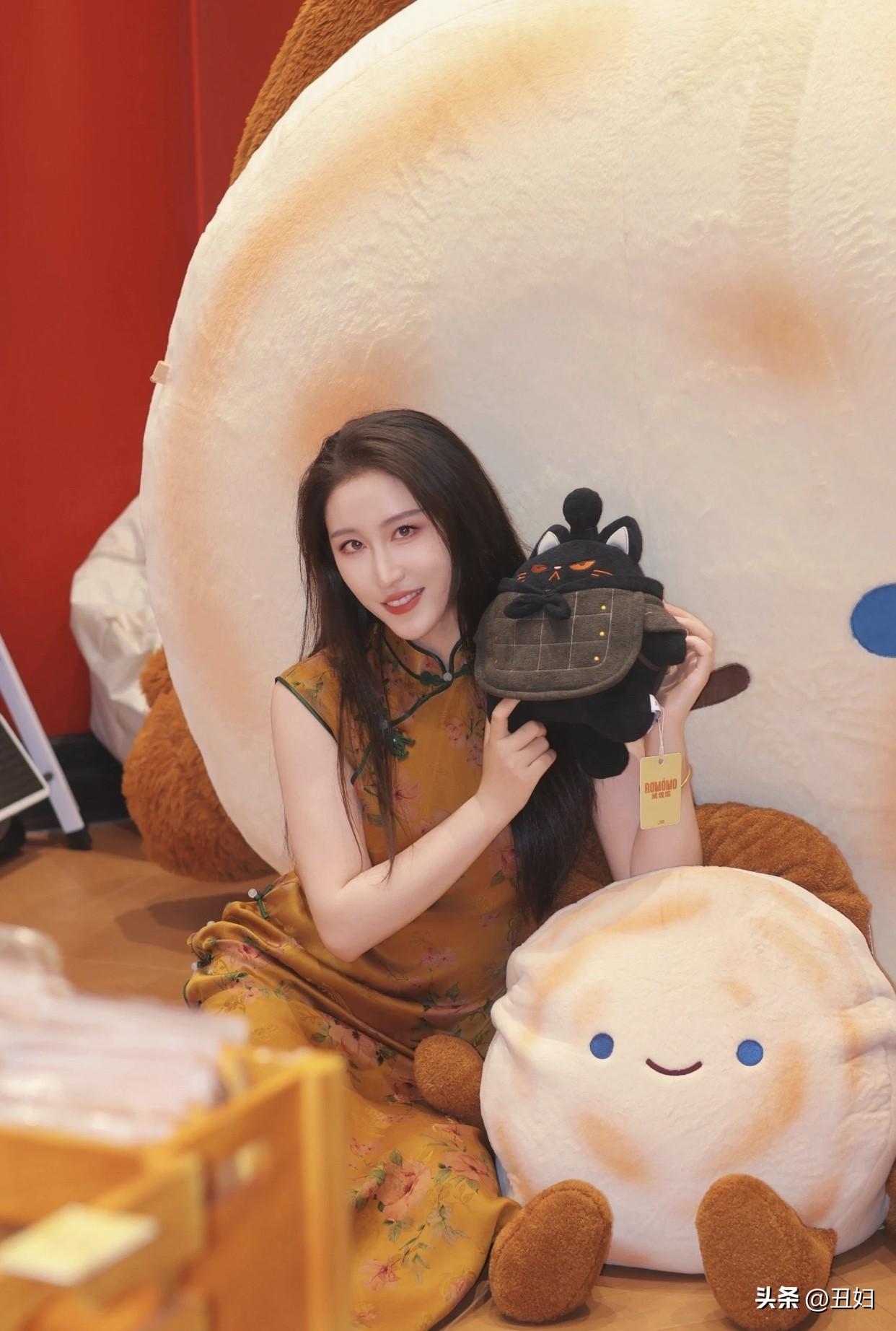 什么样的女人算自然美眼睛清澈明亮，没有美瞳等过度修饰。