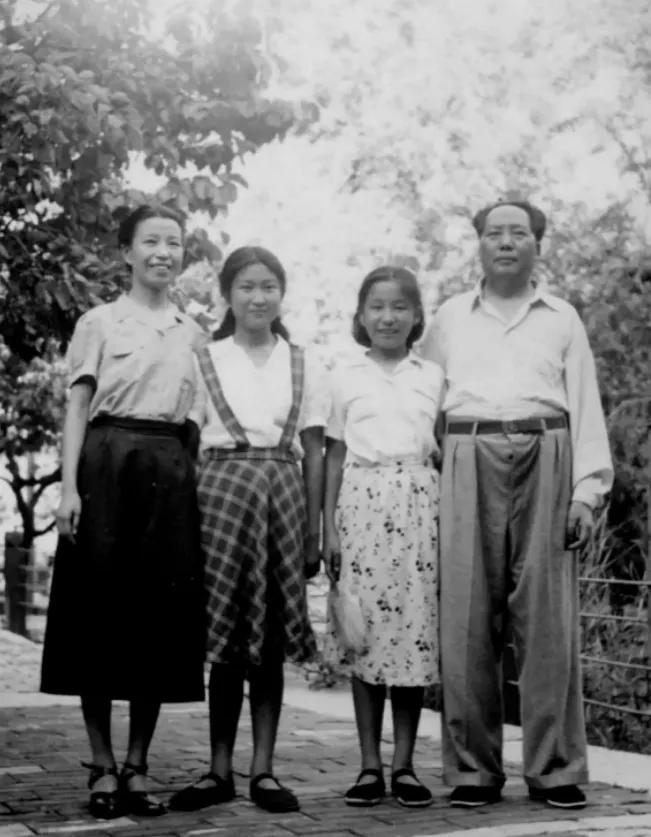 49年，李敏第一次见继母，以为会挨打，没想到对方亲了她。
 
1949年9月，1