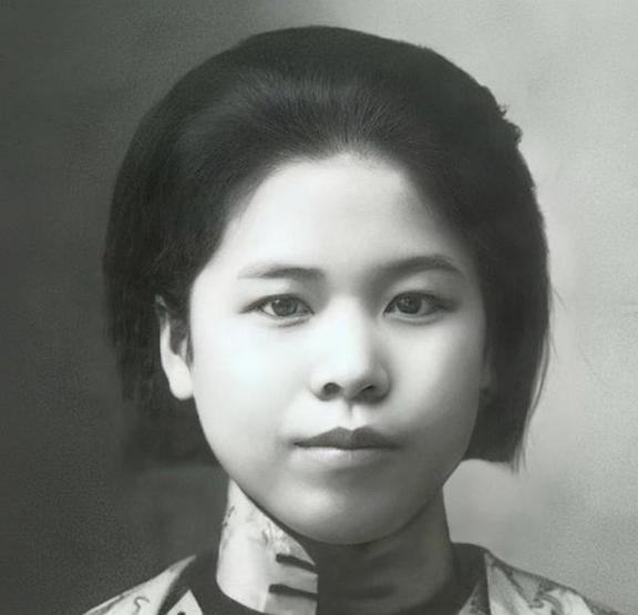 1947年除夕夜，杨虎城的妻子谢葆真被特务绑在床上。这群恶魔扒下她的裤子、从大腿