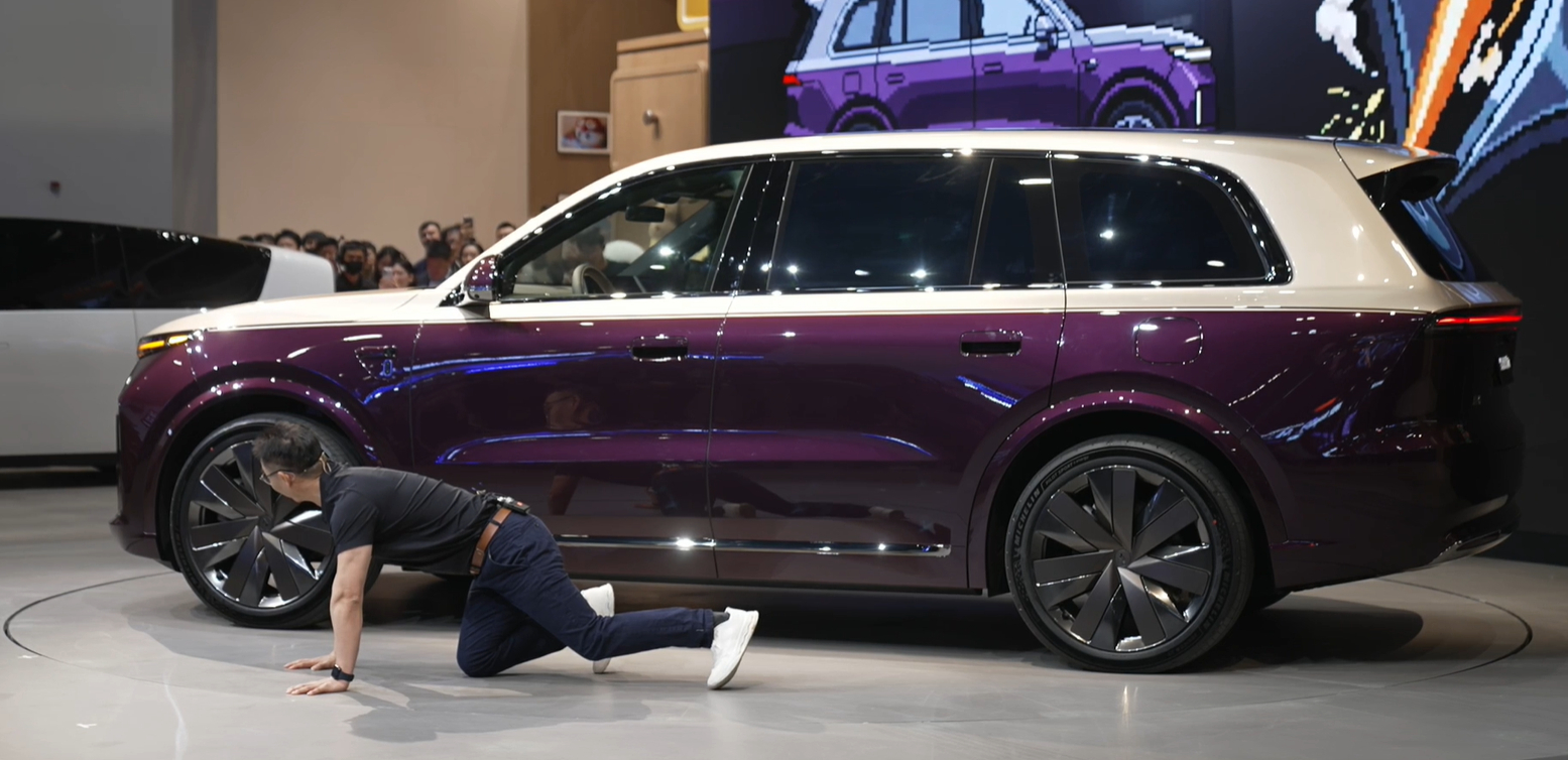 理想L9李维斯版居然可以做单手俯卧撑？虽然今天现场L9说它还不支持这个功能，但是