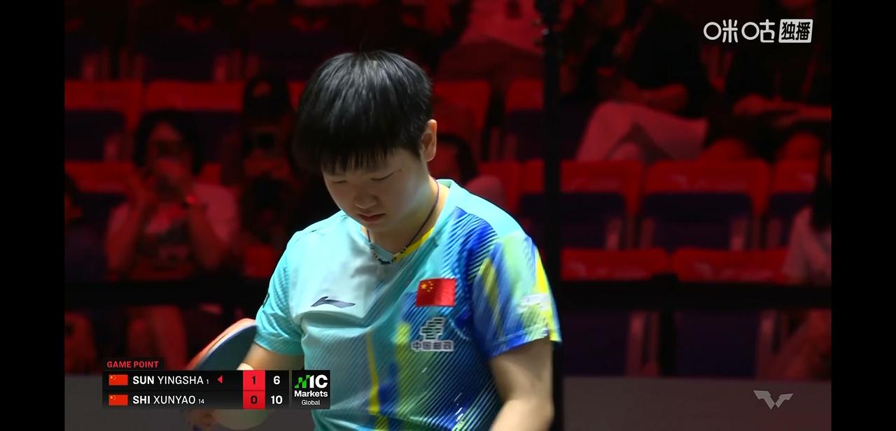 WTT新加坡大满贯女单1/8决赛，
国乒内战孙颖莎对战石洵瑶。
第一局孙颖莎干净