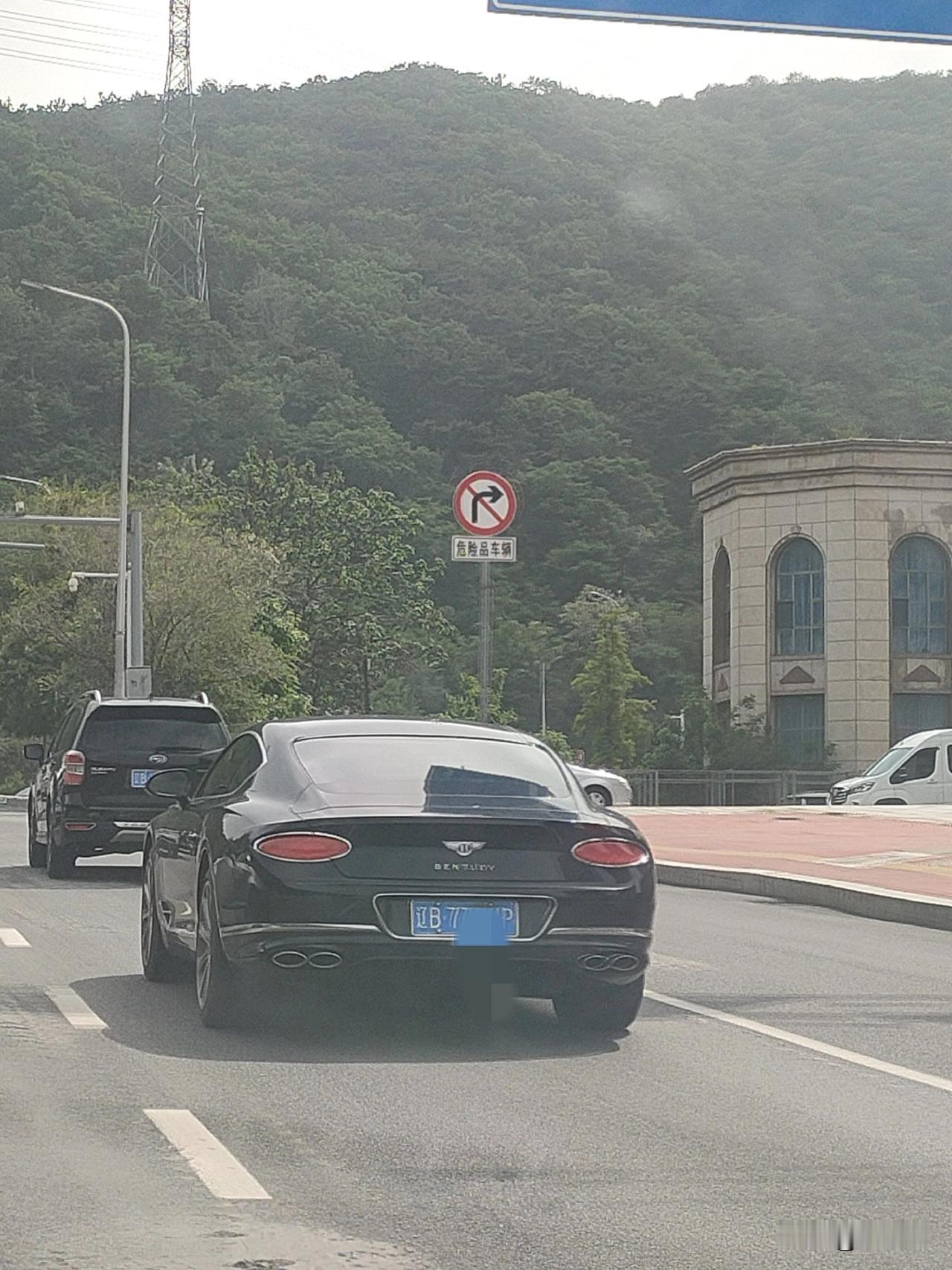 分享一张最近随手拍的照片路上看到这个车，真的太酷啦，查了下价格，堪比一个大别墅了
