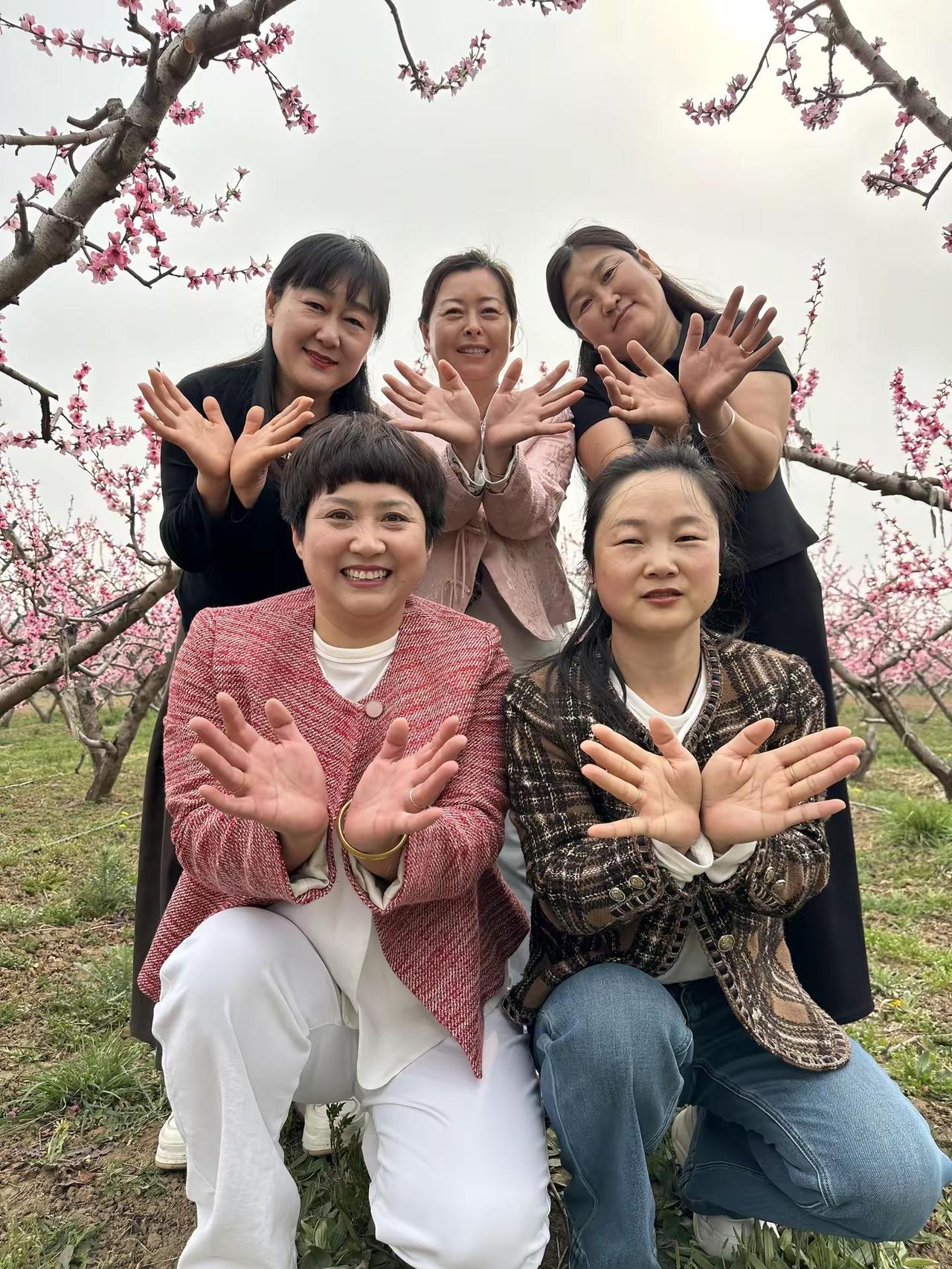 春风如约，桃花满枝，不负好春光，与姐妹共赴一场花事🌸