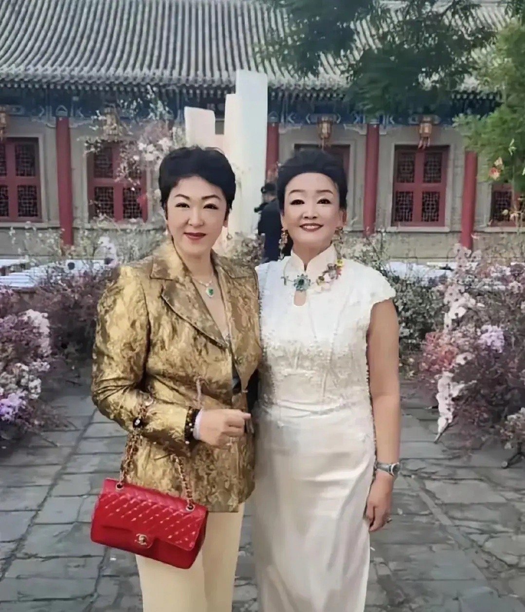 汪小菲大婚时，他的父亲也来了，还带着现任老婆一起来的。   张兰对汪则翰确实不薄