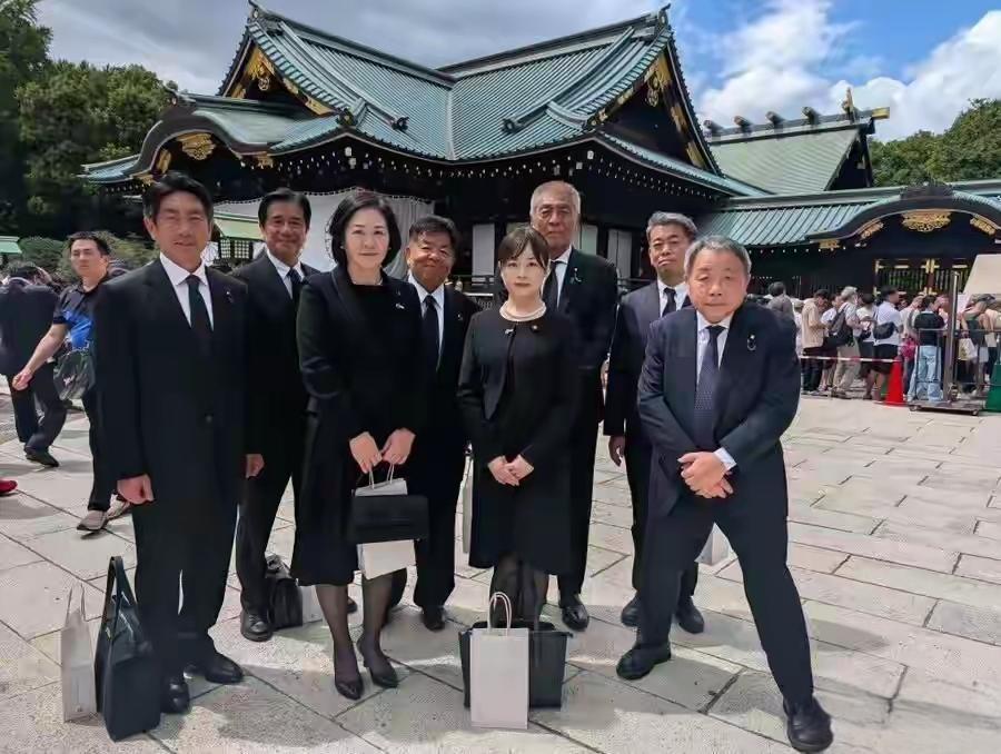 看下面图片中石平的身体姿态，浑身蓄力，是不是有种不等发令枪响，一心想抢跑的立功的