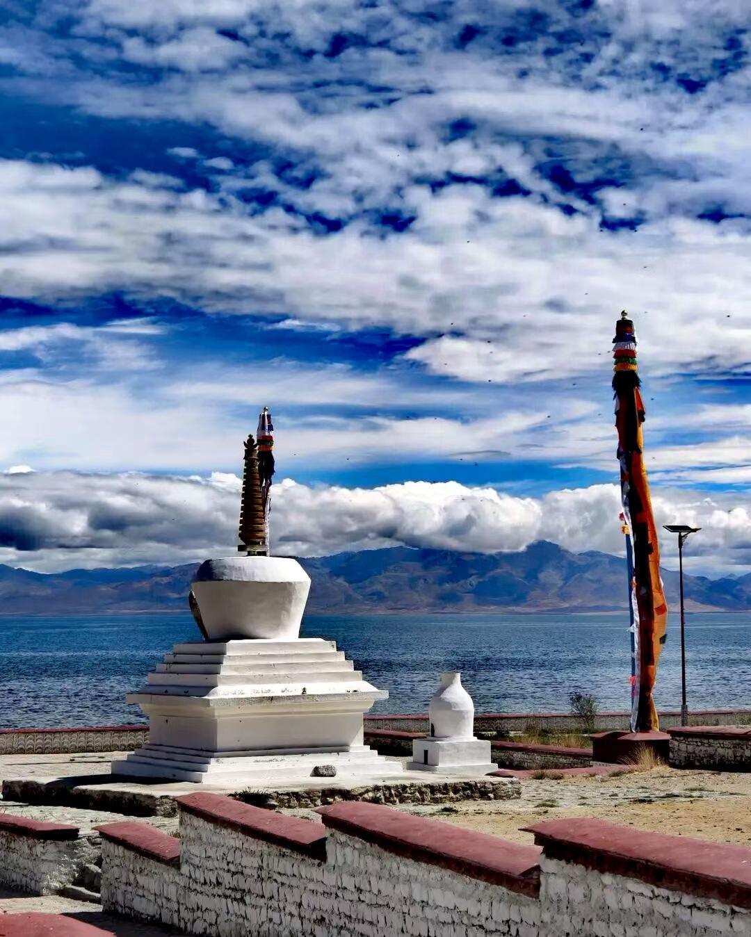 白塔——通常是由砖石和泥土建造而成，表面涂抹着白灰，颜色洁白，所以俗称白塔。它象