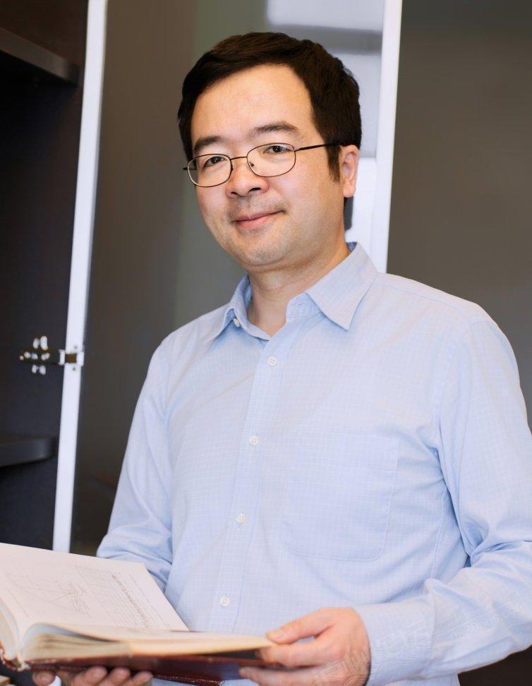 我势必要让美国飞机变成一堆废铁！1999年，中国科学家吴剑旗对着电视立下誓言，而