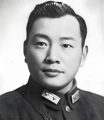 1959年，宋希濂特赦出门，竟见陈赓开吉普在等。一句“宋大头，上车，饭备好了”让