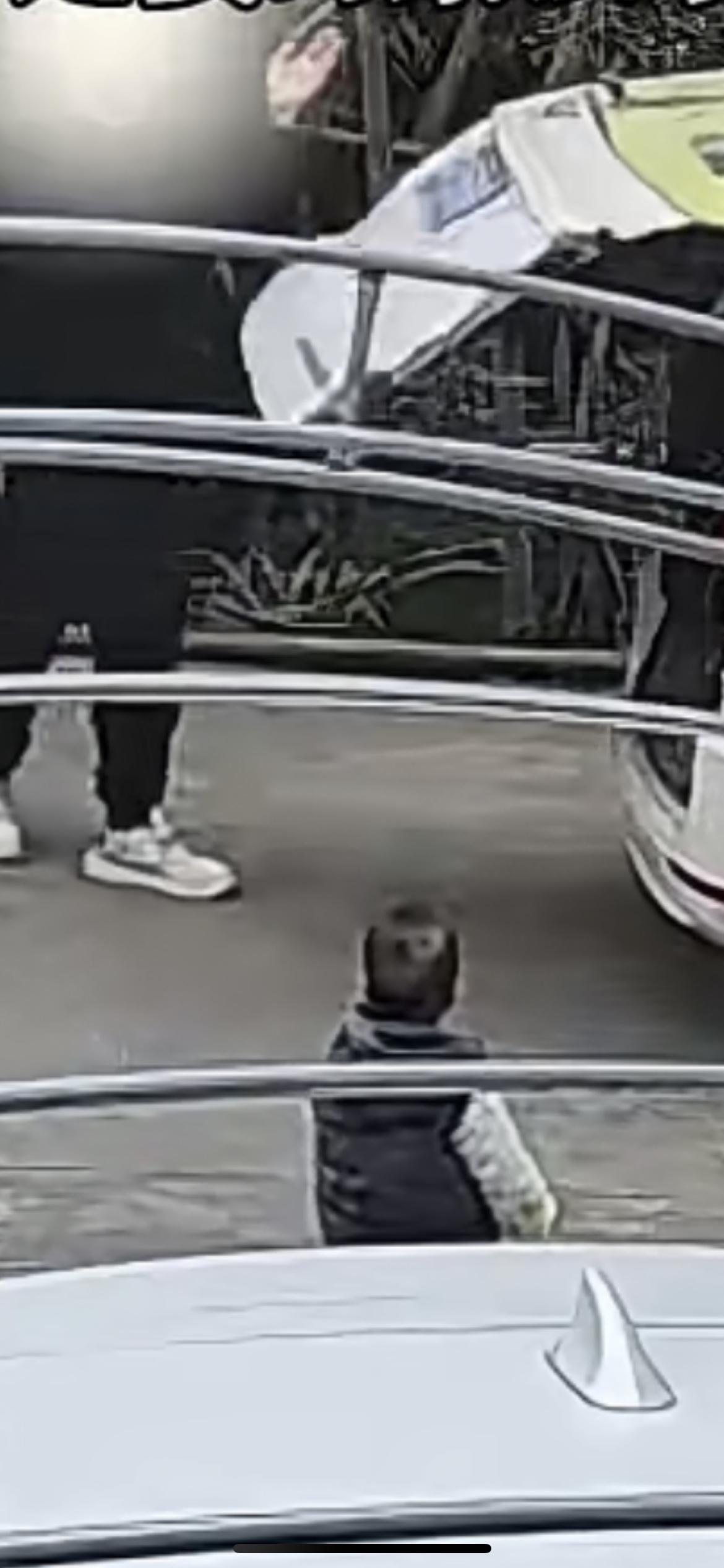 1月26日广西，面包车停家门口孩子好奇上前，男子下车打开后备箱疑做邀请动作，家属