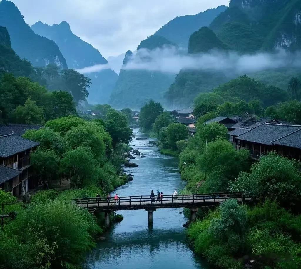 七律·坝美桃源记
长藤钟乳暗穹悬，
一叶扁舟出洞天。
四面青山围碧坝，
三村楼影