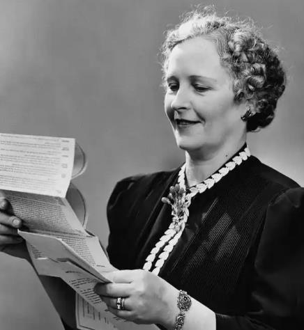 [微风]1910年，44岁风韵犹存的居里夫人起床上课，学生朗之万一把抱住她纤细柔